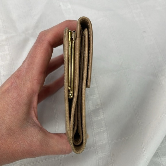 Ferragamo Compact Wallet Beige Leather Gancini Clasp and Kisslock - Picture 4 of 17